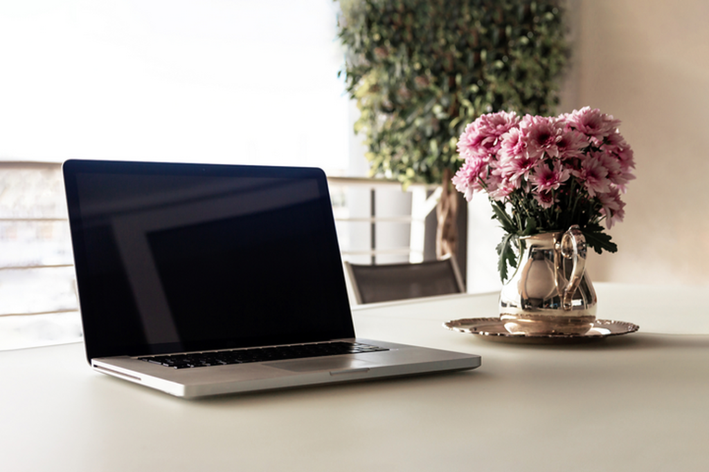 Another good idea is to turn your balcony lounge into a home office.