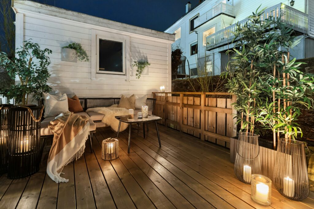 Holiday Decorating Ideas for Small Deck Spaces 